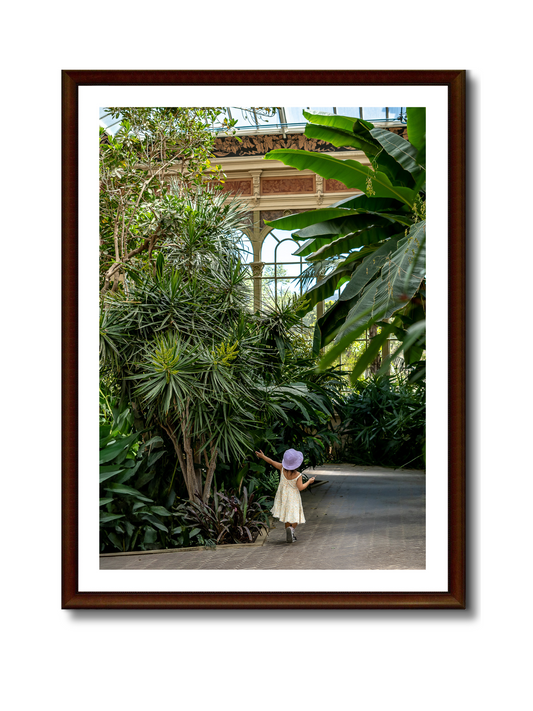 Niña paseando entre plantas