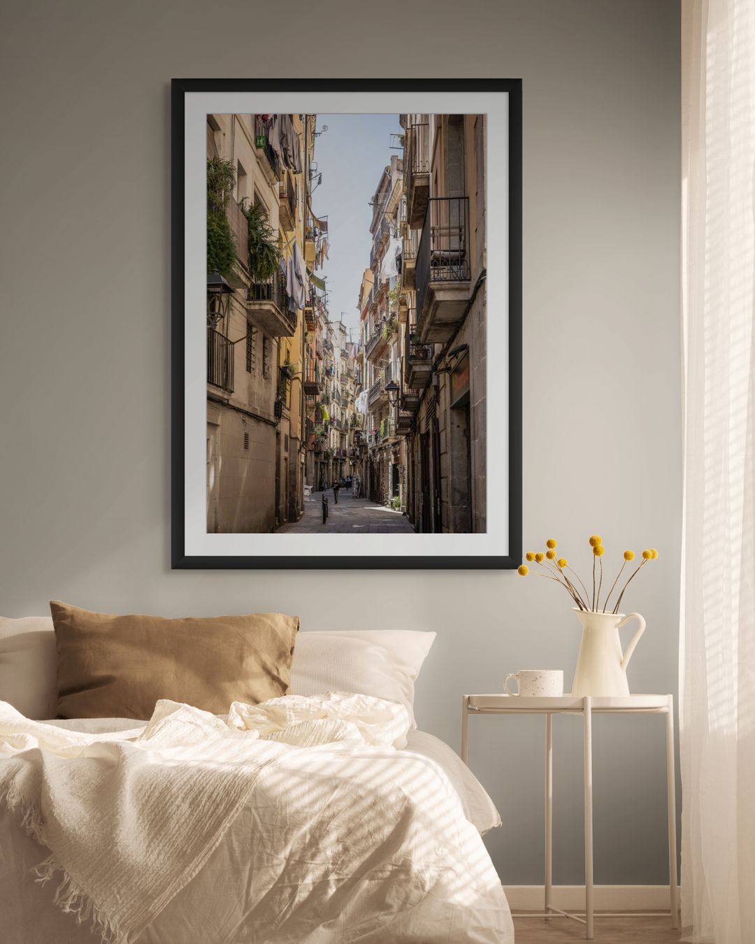 Callejón del barrio del Born Barcelona con balcones antiguos y banderines de colores - Fotografía urbana