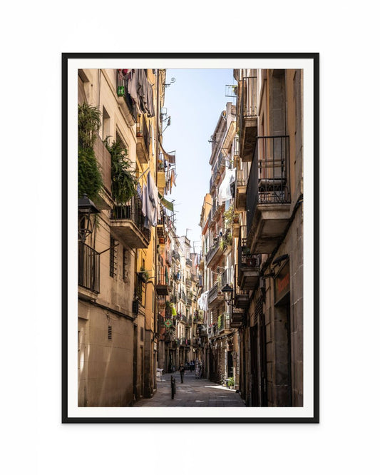 Callejón del barrio del Born Barcelona con balcones antiguos y banderines de colores - Fotografía urbana