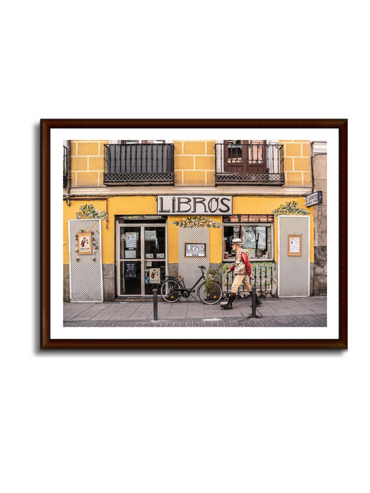 Librería con fachada amarilla en Malasaña, Madrid