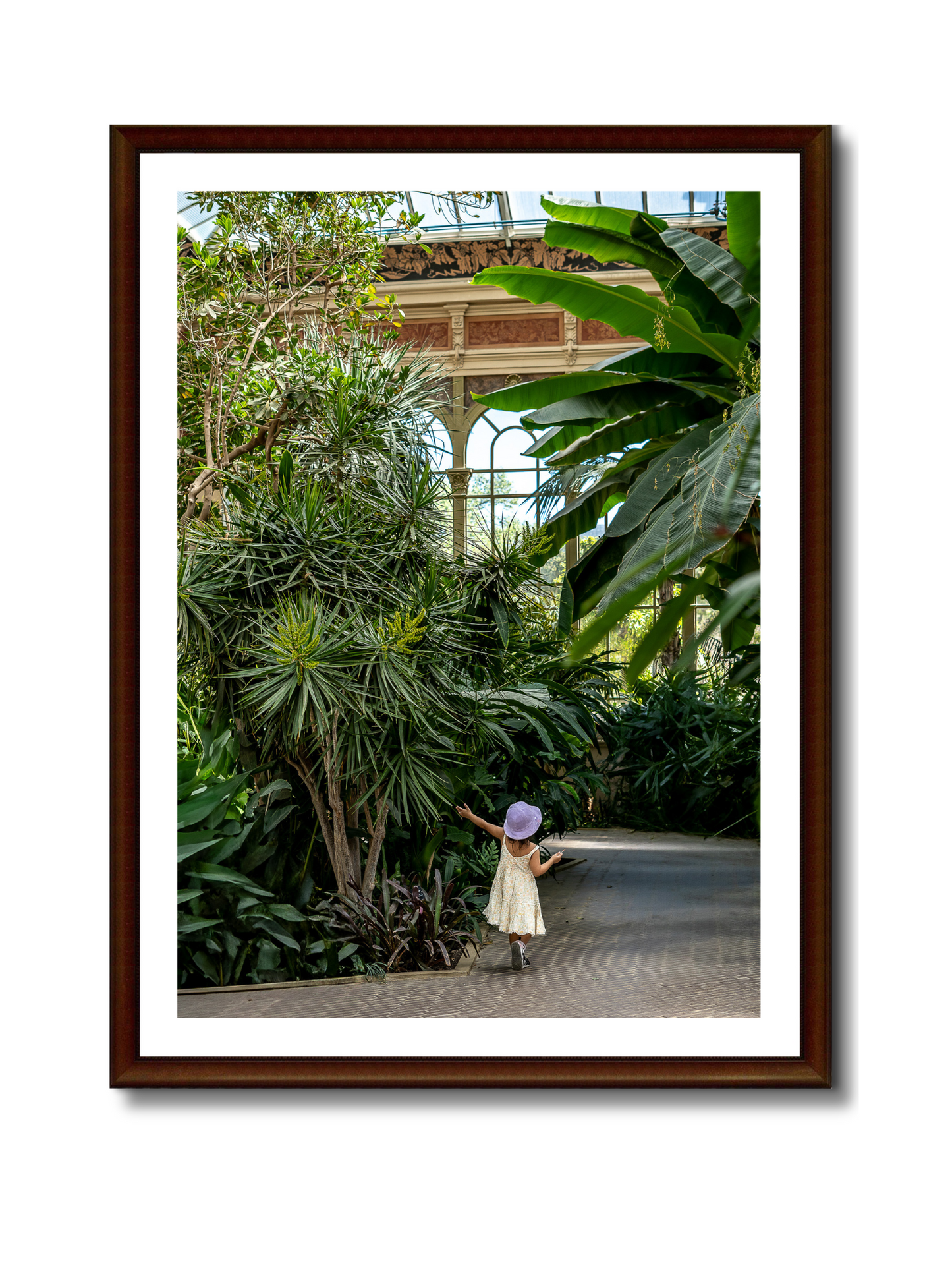 Niña paseando entre plantas en el invernadero, Barcelona
