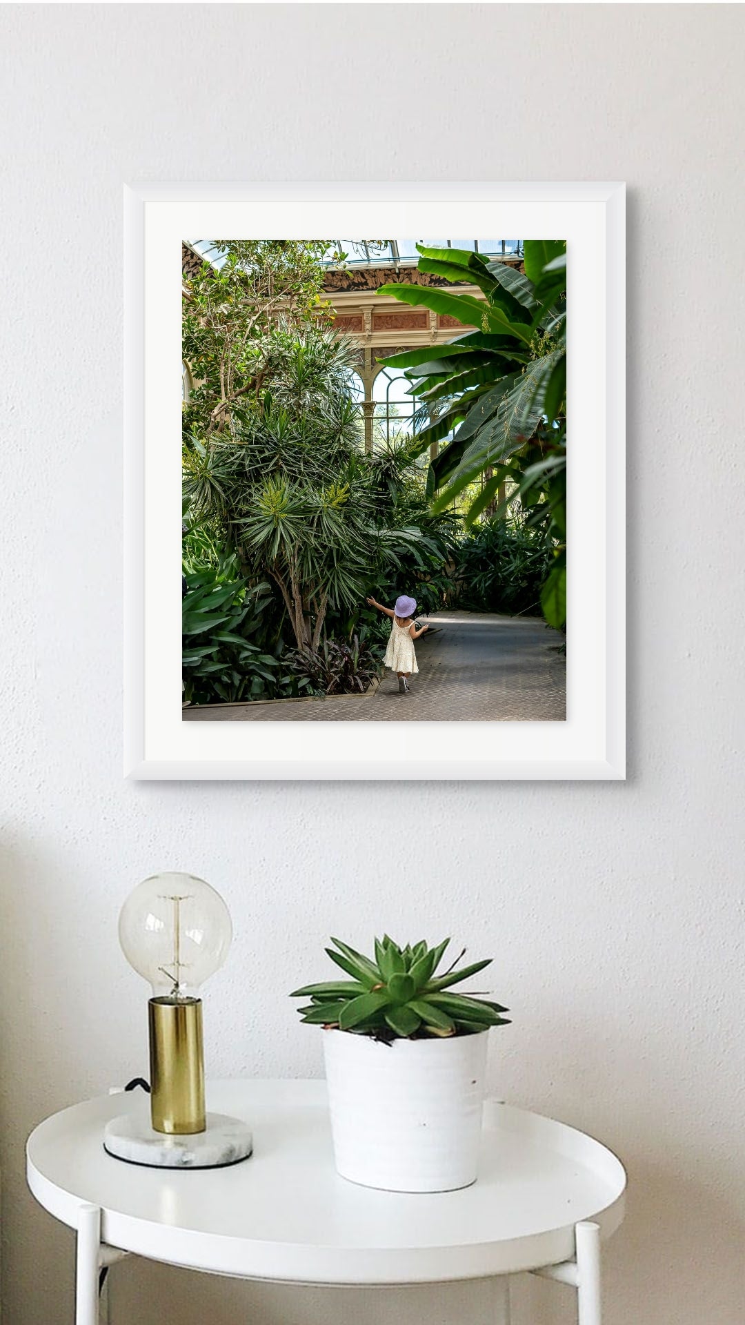 Niña paseando entre plantas en el invernadero, Barcelona
