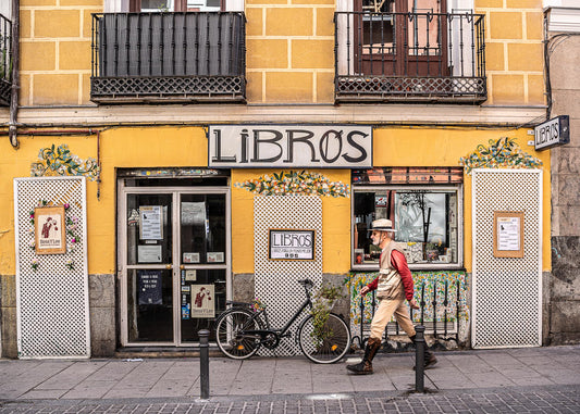 Librería con fachada amarilla en Malasaña, Madrid