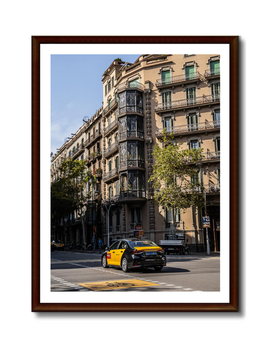 Arquitectura modernista y taxi amarillo, Barcelona