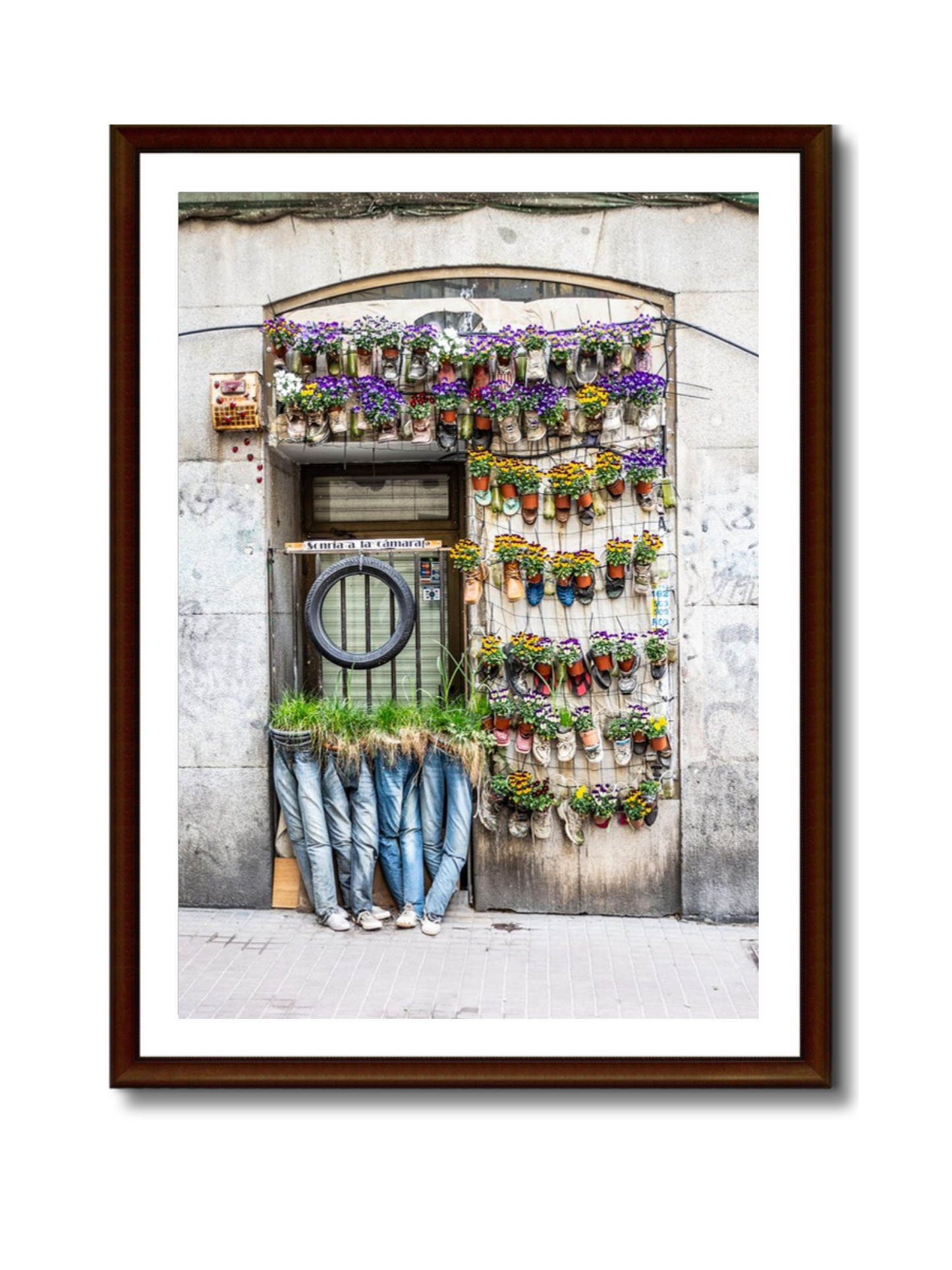 Fachada urbana creativa con macetas de flores en Madrid
