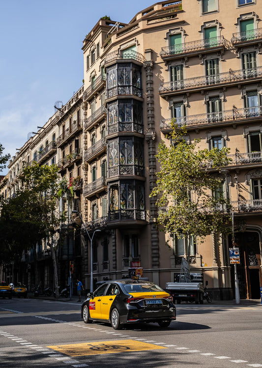 Arquitectura modernista y taxi amarillo, Barcelona