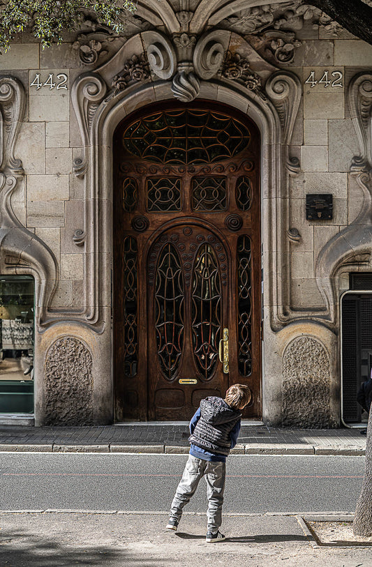 Puerta modernista de la Casa Comalat, Barcelona