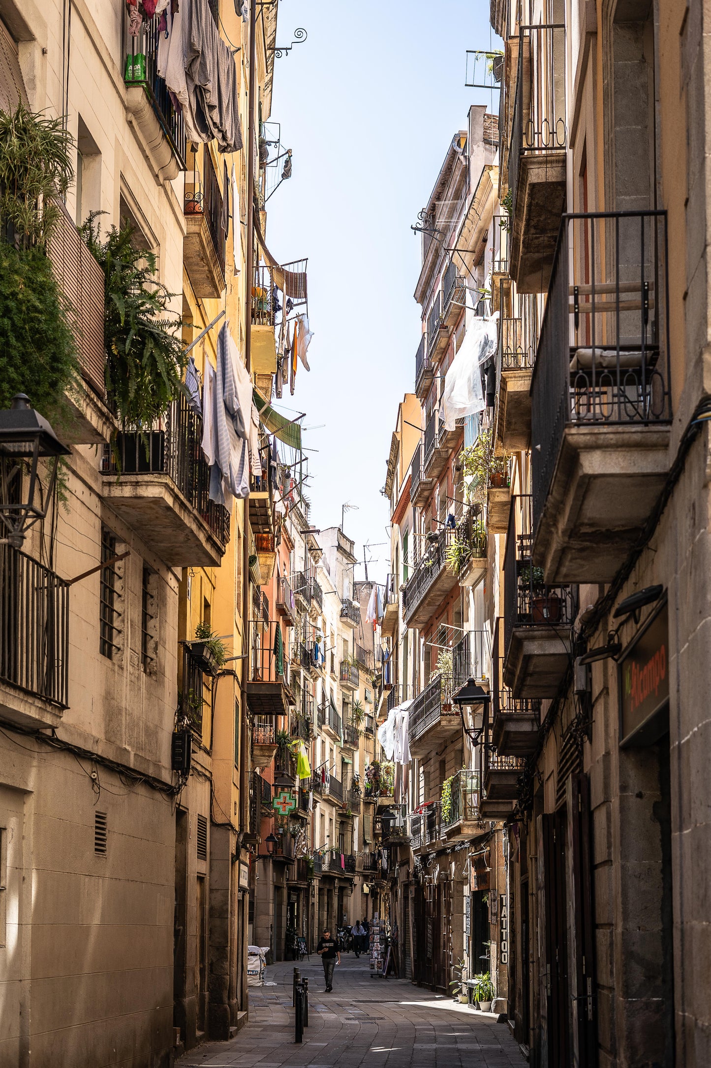 Callejón del barrio del Born Barcelona con balcones antiguos y banderines de colores - Fotografía urbana
