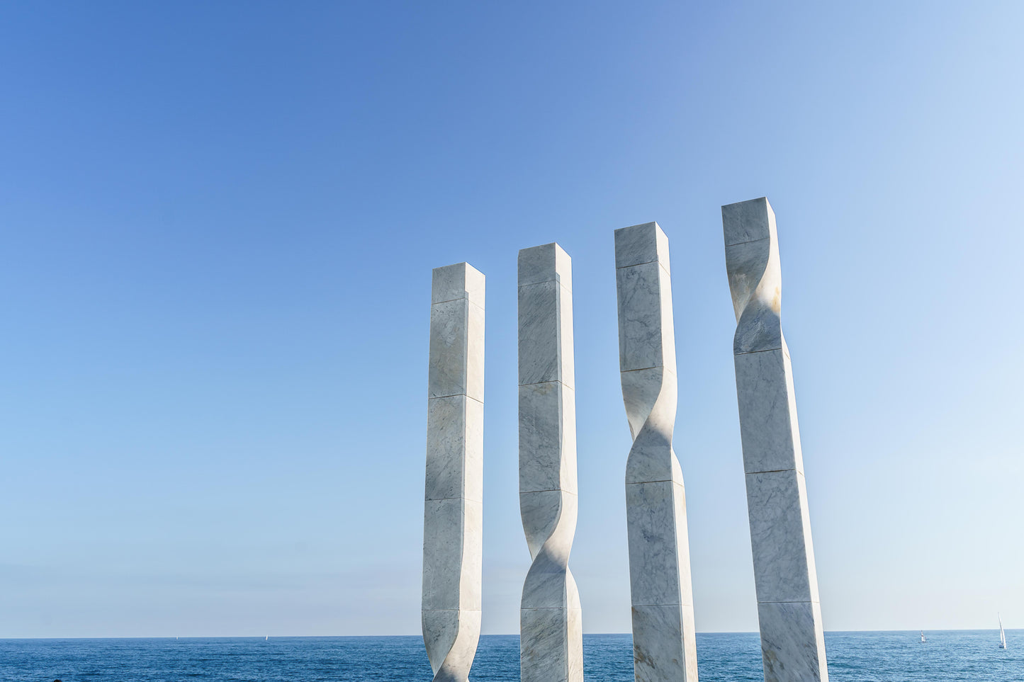 Escultura frente al mar Barcelona