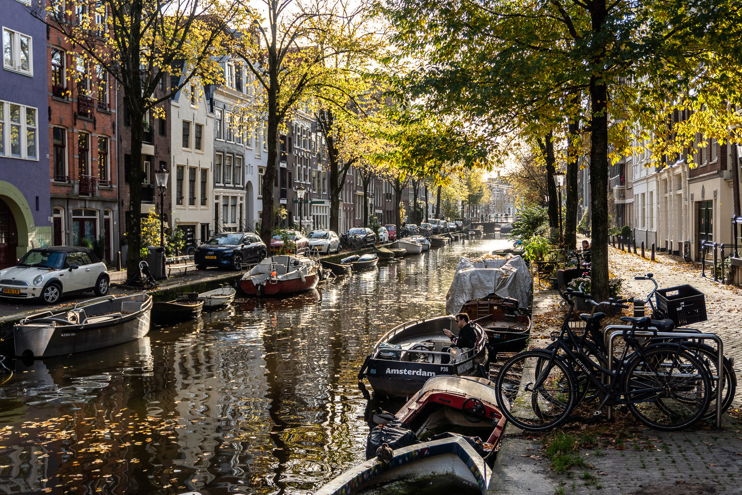 Canal de Ámsterdam en otoño Fotografía urbana
