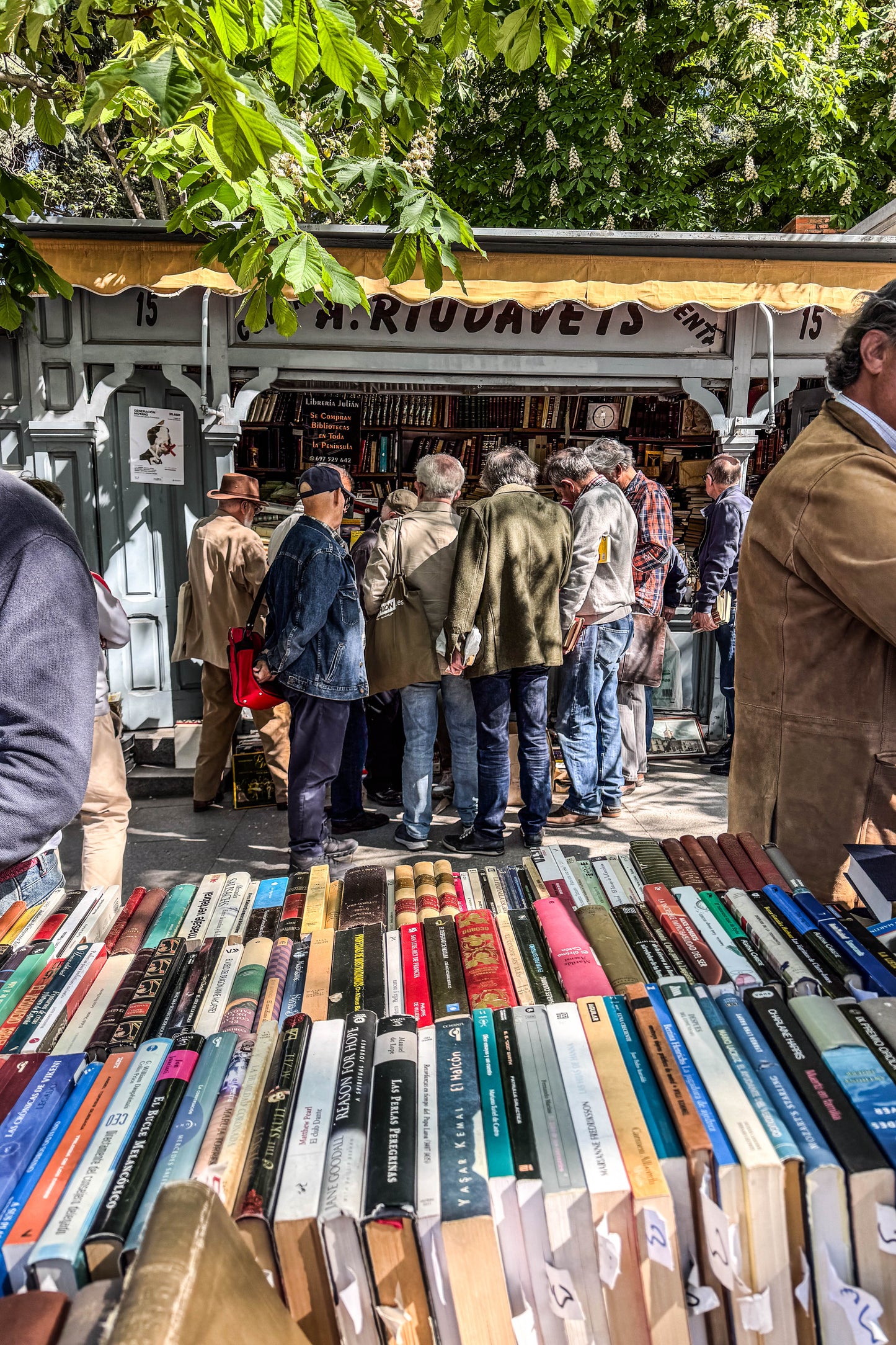 Señores en la Cuesta de Moyano