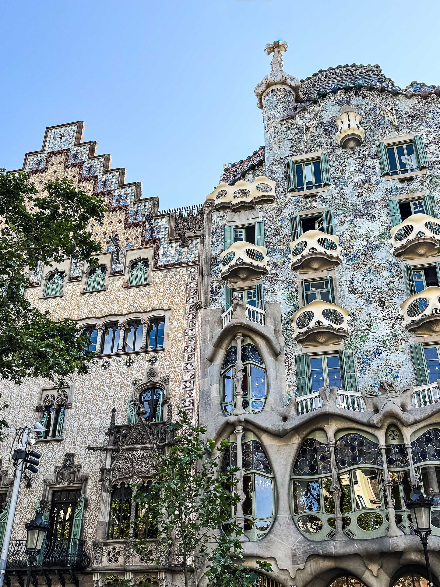 Casa Batlló Barcelona - Fotografía arquitectónica modernista con trencadís y formas orgánicas
