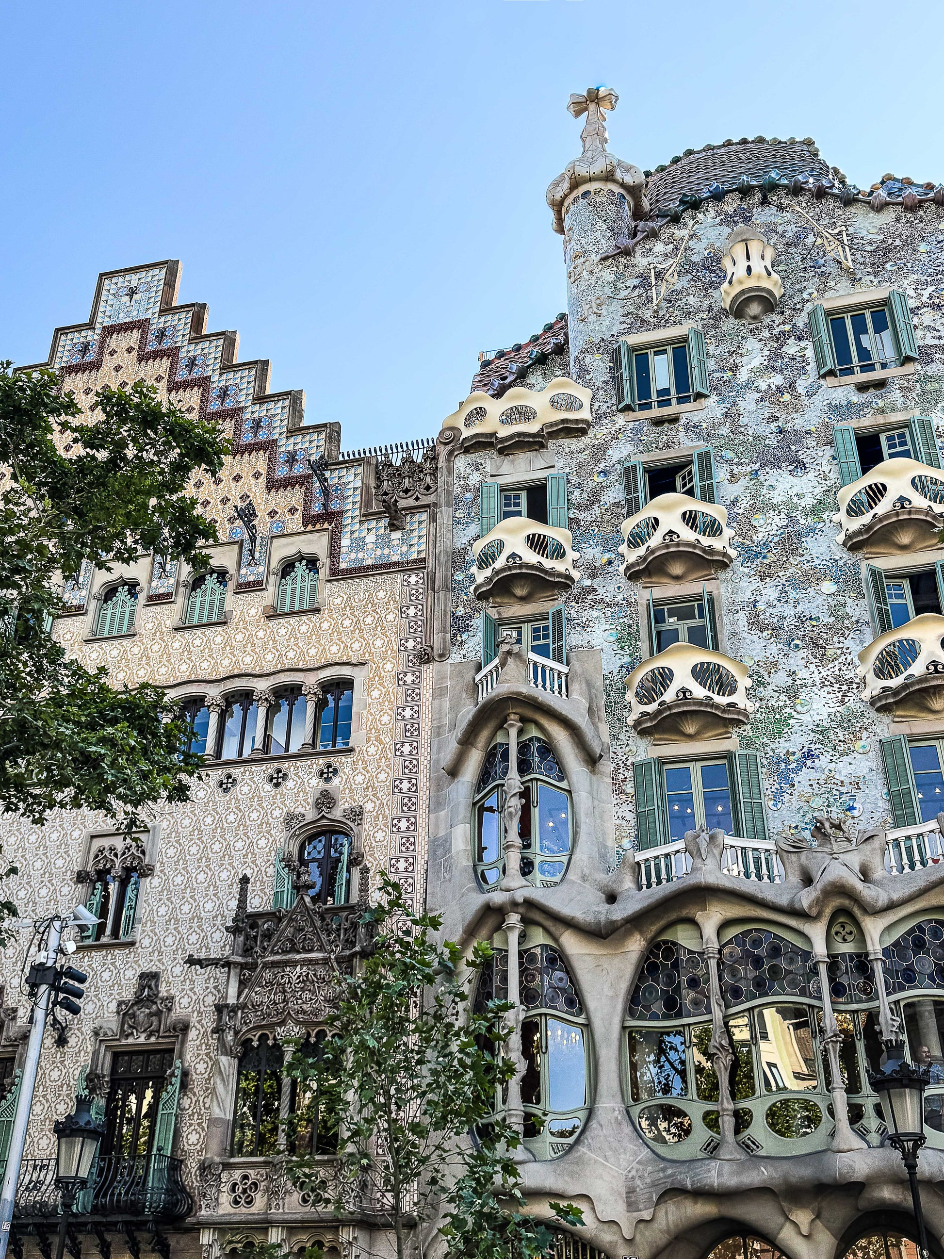 Casa Batlló Barcelona - Fotografía arquitectónica modernista con trencadís y formas orgánicas
