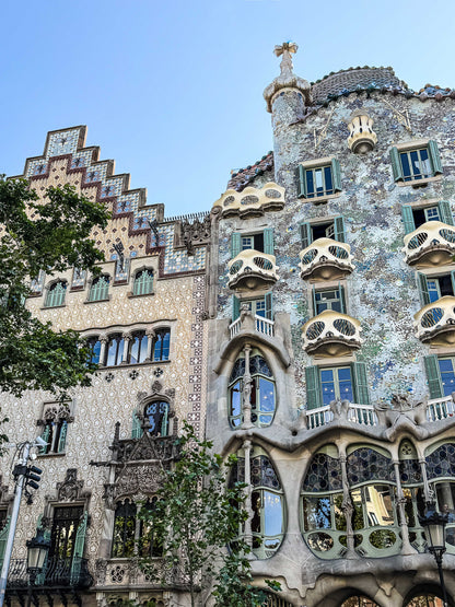 Casa Batlló Barcelona - Fotografía arquitectónica modernista con trencadís y formas orgánicas

