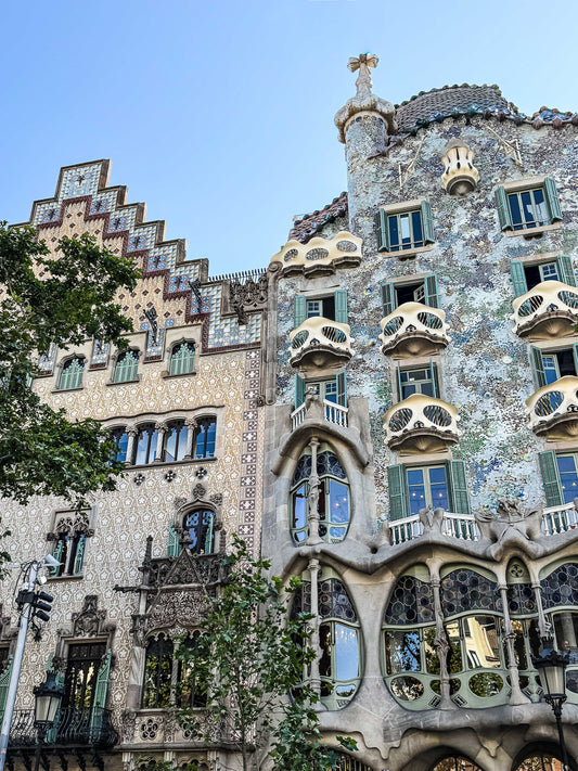 Casa Batlló Barcelona - Fotografía arquitectónica modernista con trencadís y formas orgánicas
