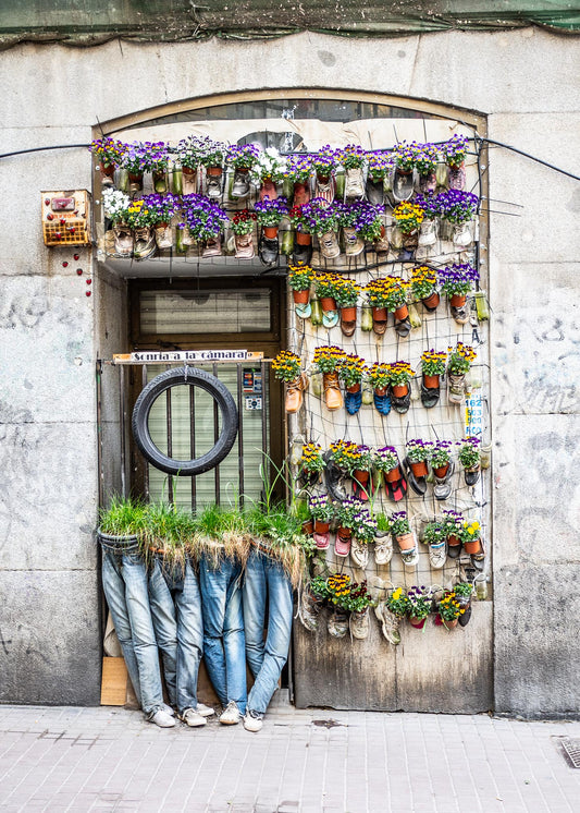 Fachada urbana creativa con macetas de flores en Madrid