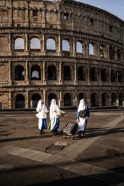 Monjas frente al Coliseo Roma