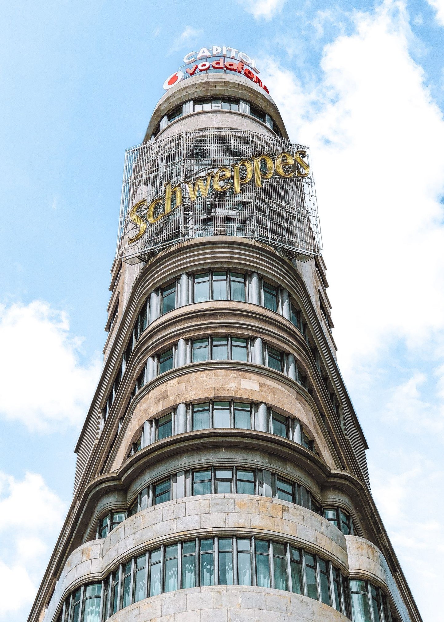 Edificio Capitol y cartel Schweppes en la Gran Vía de Madrid