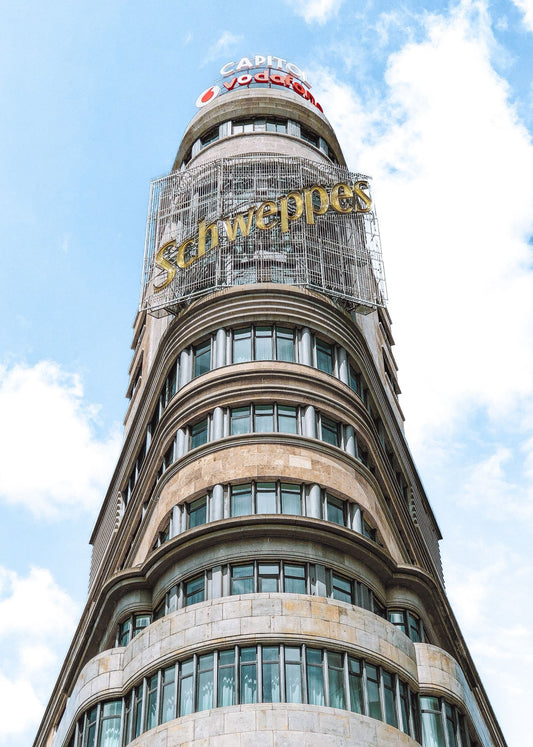 Edificio Capitol y cartel Schweppes en la Gran Vía de Madrid