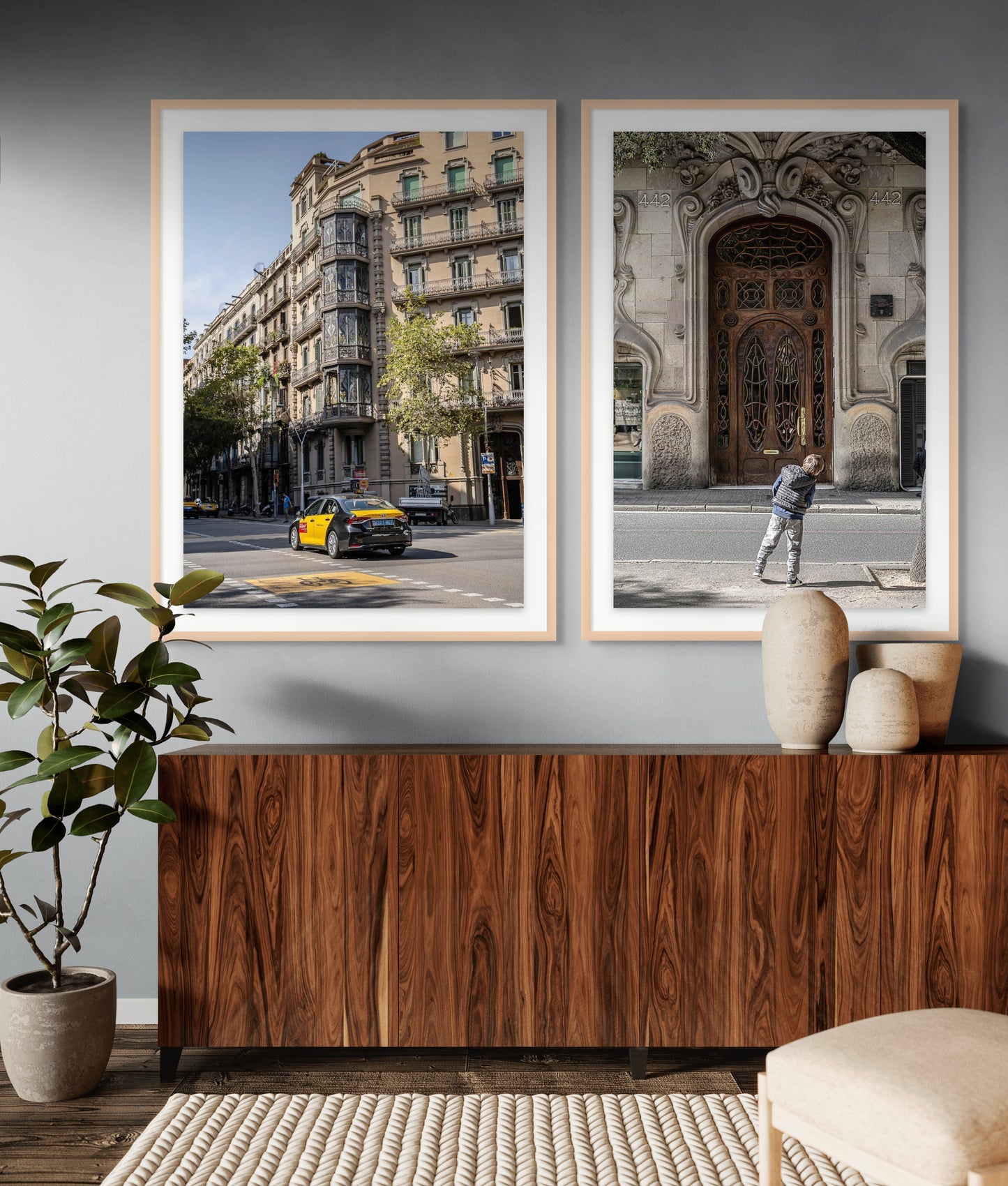 Arquitectura modernista y taxi amarillo, Barcelona