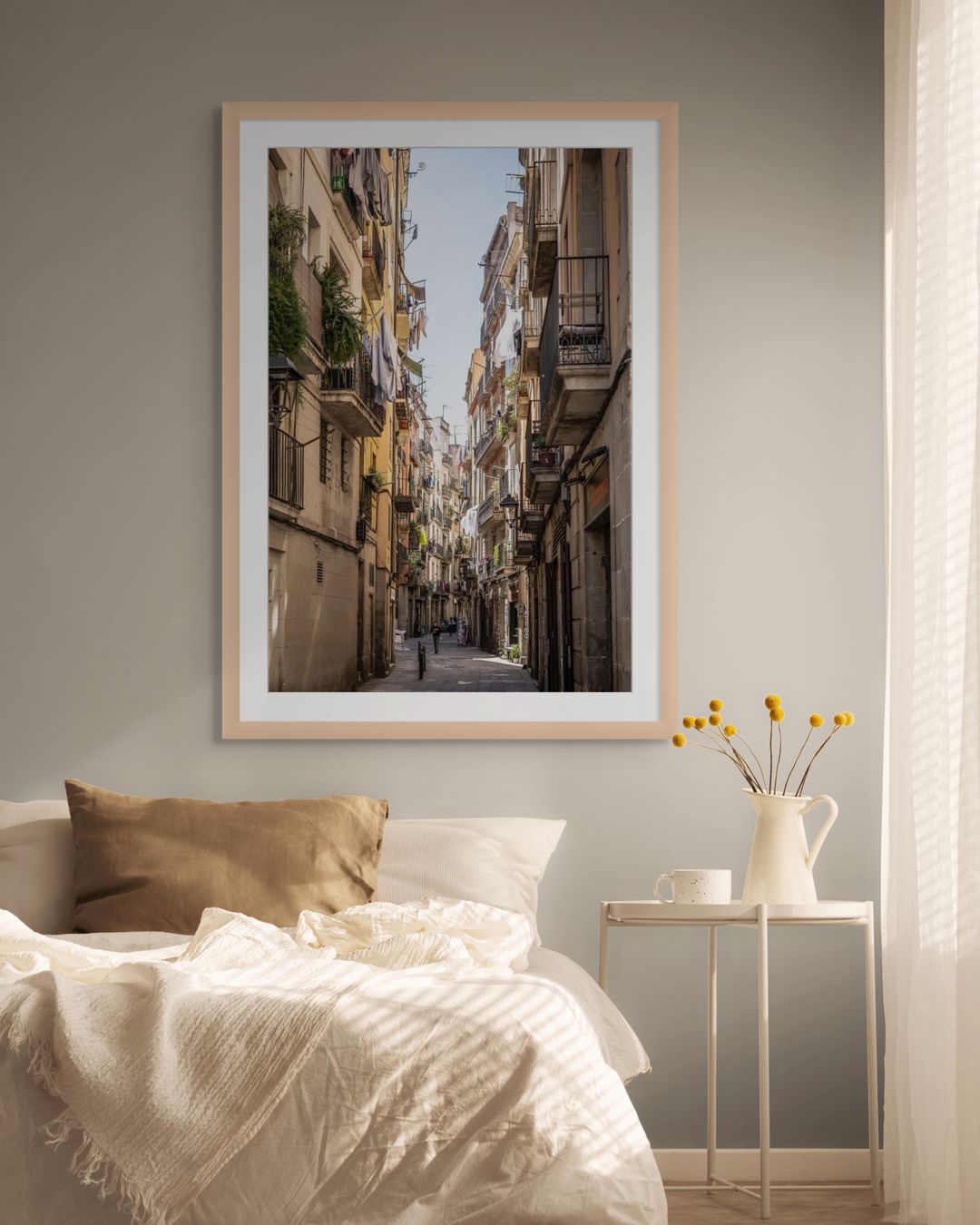 Callejón del barrio del Born Barcelona con balcones antiguos y banderines de colores - Fotografía urbana
