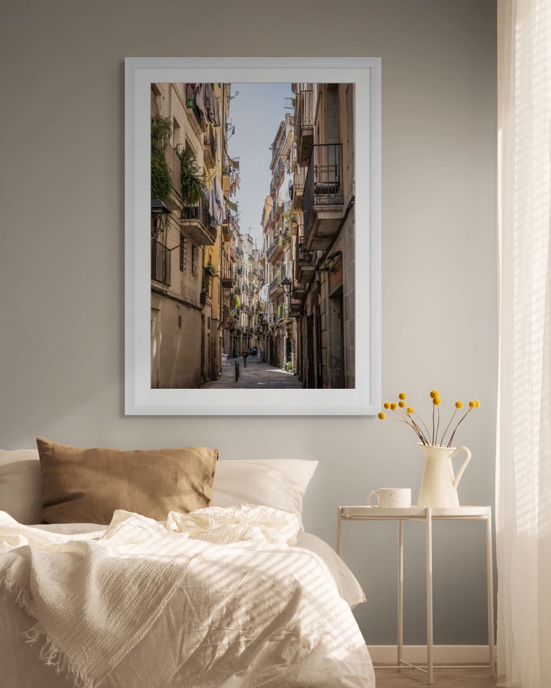 Callejón del barrio del Born Barcelona con balcones antiguos y banderines de colores - Fotografía urbana
