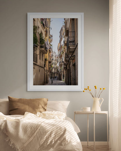 Callejón del barrio del Born Barcelona con balcones antiguos y banderines de colores - Fotografía urbana
