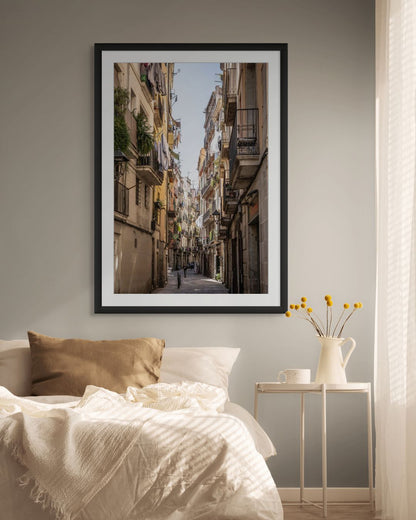 Callejón del barrio del Born Barcelona con balcones antiguos y banderines de colores - Fotografía urbana
