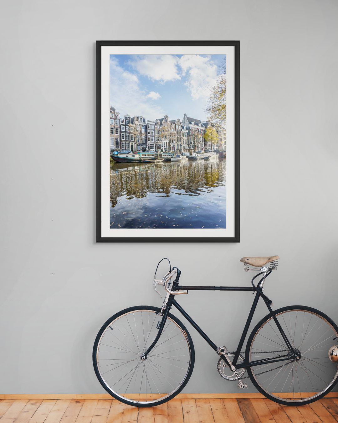 Canal de Ámsterdam en otoño con casas tradicionales, barcas y reflejos sobre el agua.