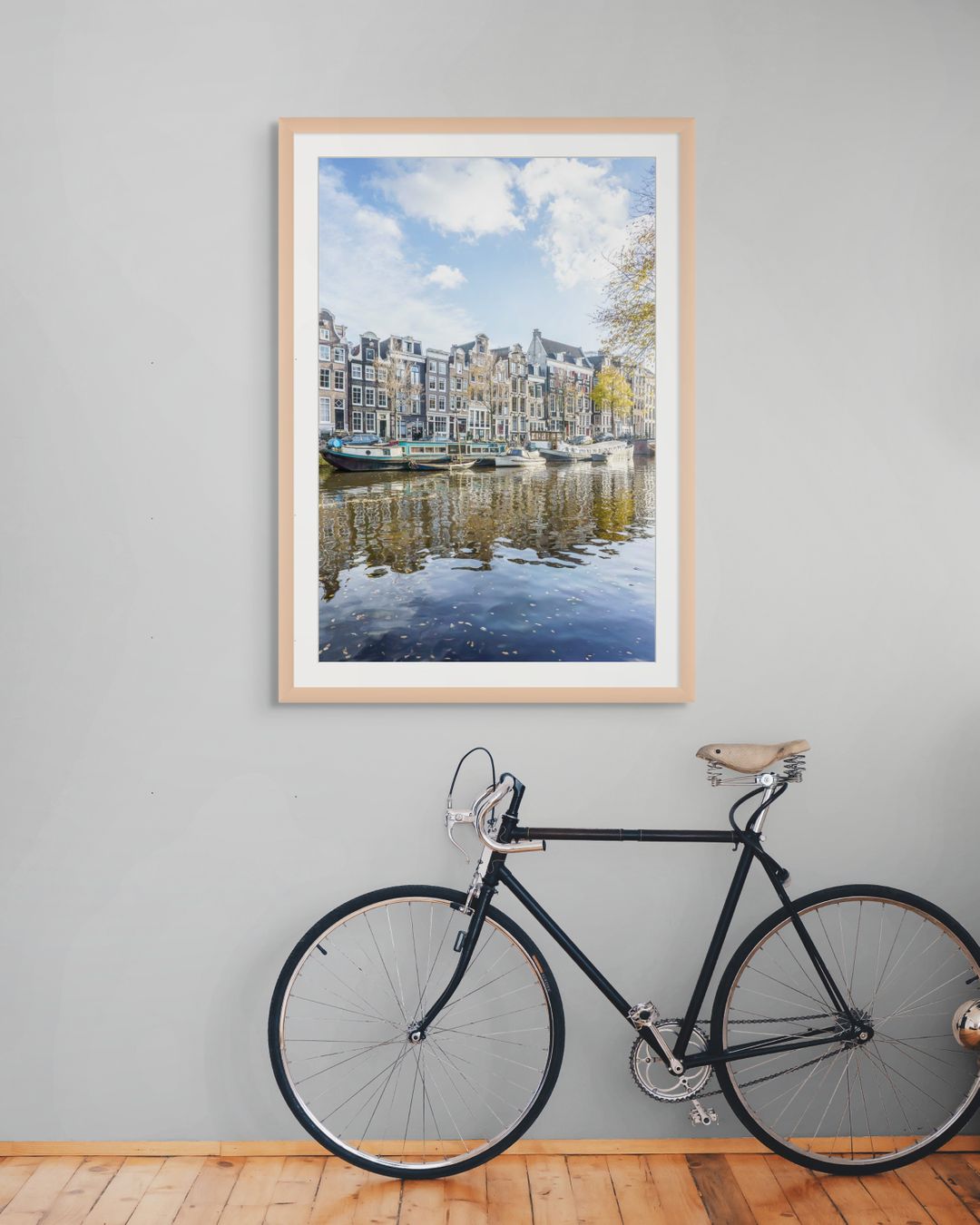 Canal de Ámsterdam en otoño con casas tradicionales, barcas y reflejos sobre el agua.