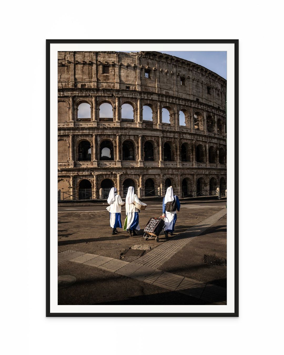 Monjas frente al Coliseo Roma