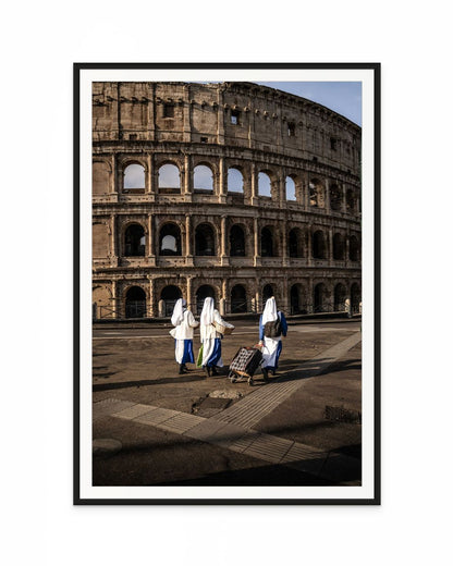 Monjas frente al Coliseo Roma