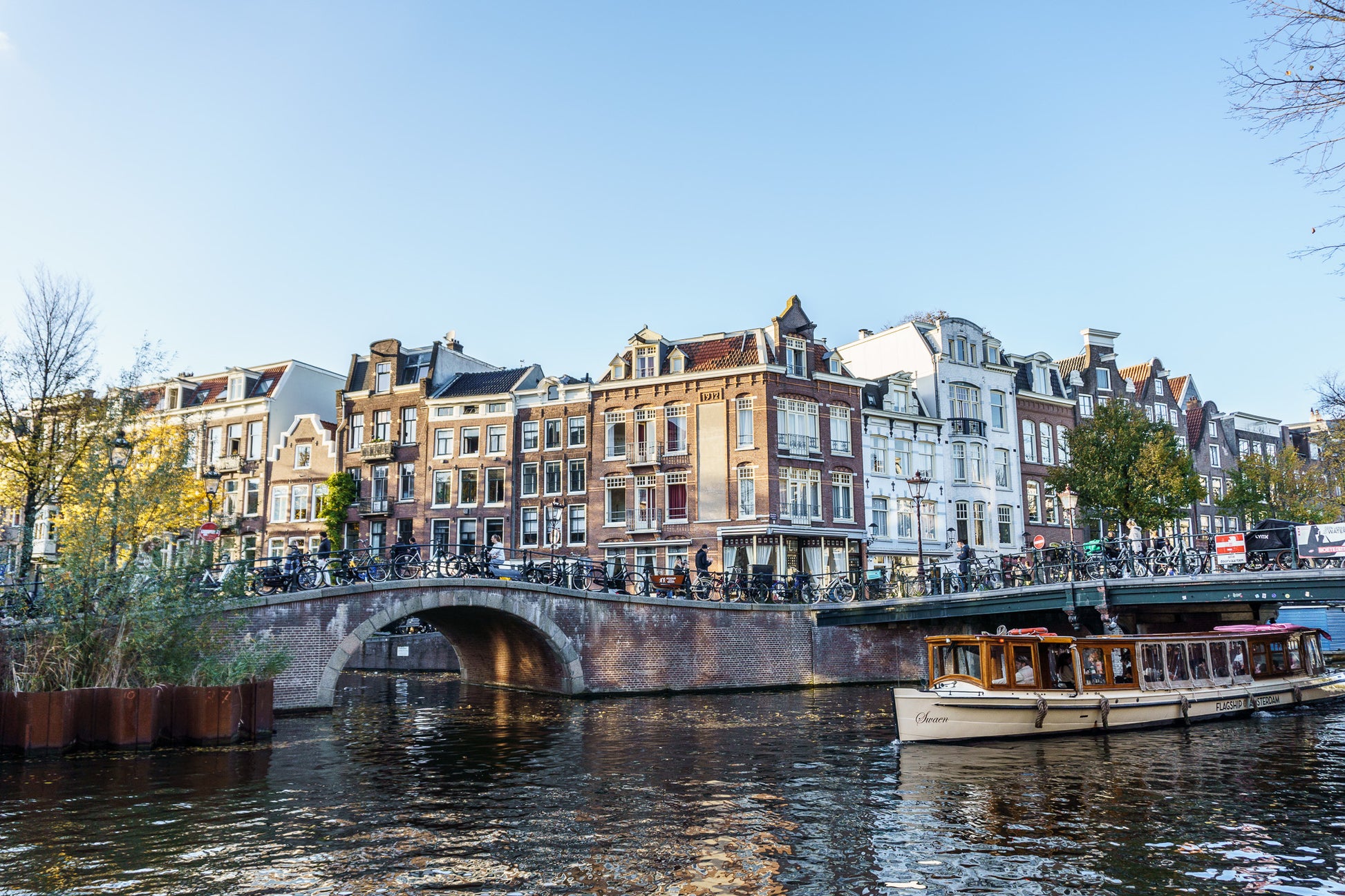 Escena urbana en Ámsterdam. Un puente que cruza el canal