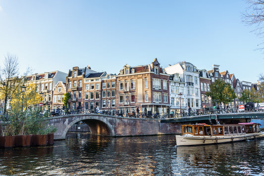 Escena urbana en Ámsterdam. Un puente que cruza el canal
