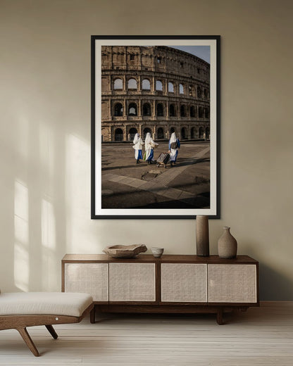 Monjas frente al Coliseo Roma