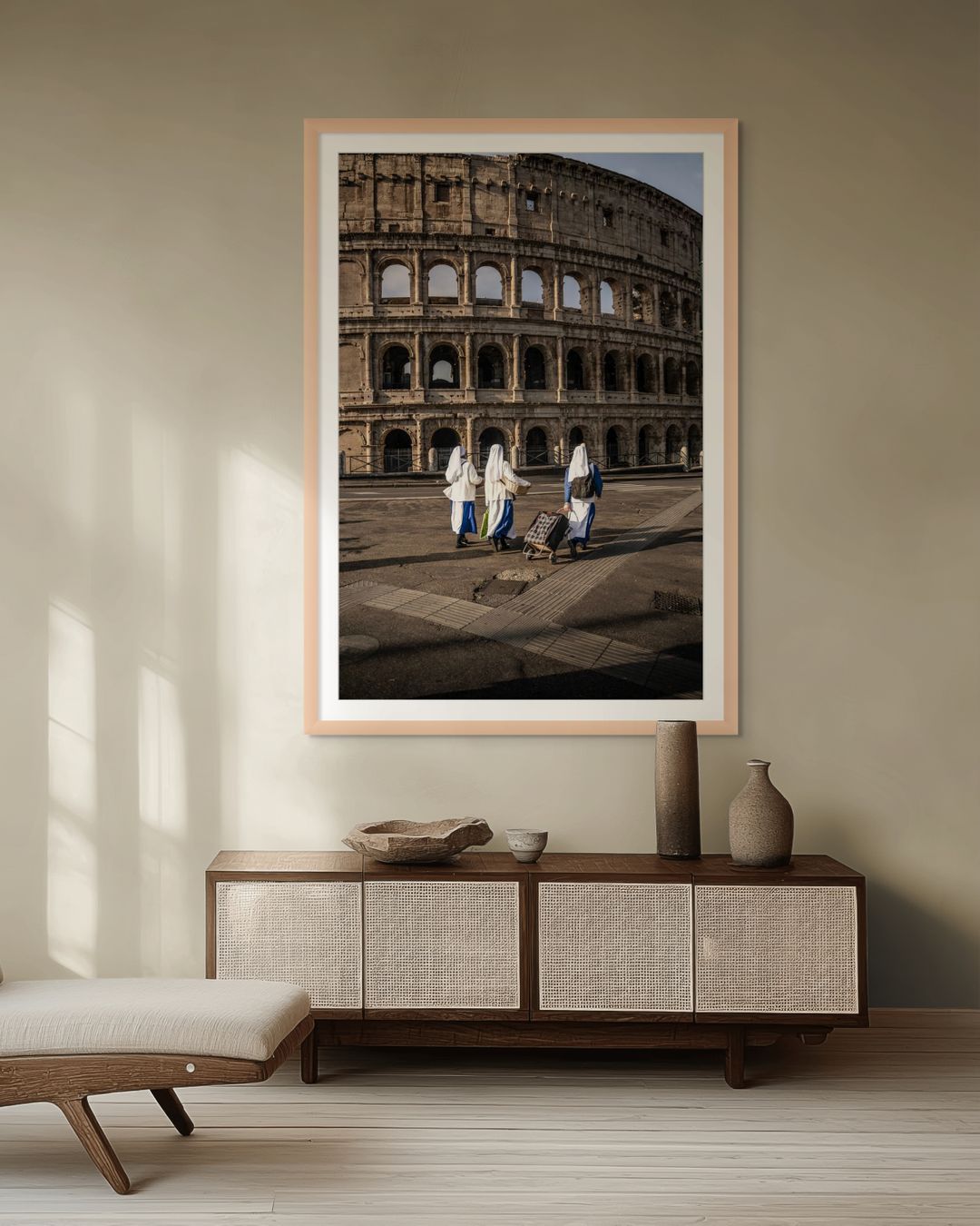 Monjas frente al Coliseo Roma