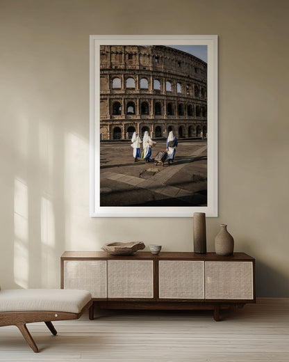 Monjas frente al Coliseo Roma